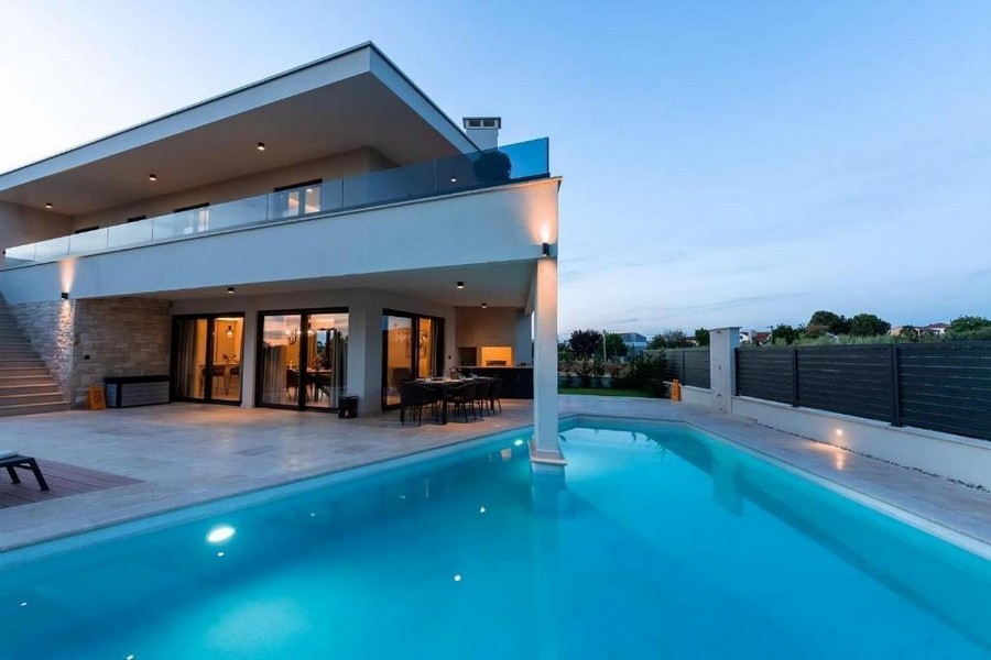 Villa moderna con piscina la sera - immobile H3570 in Istria