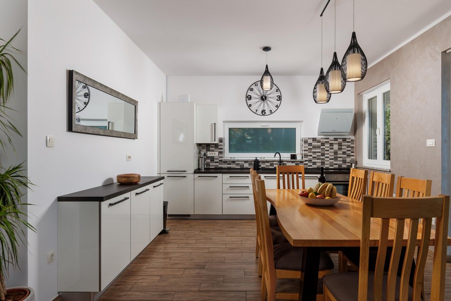 Cucina con zona pranzo e tavolo in legno