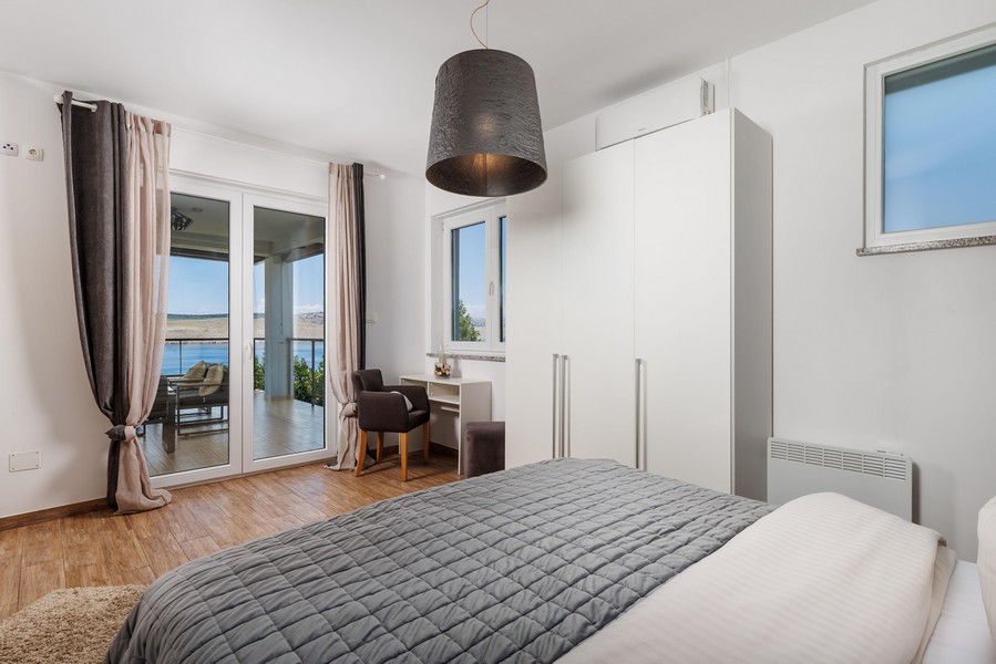 Camera da letto con accesso alla terrazza e vista mare