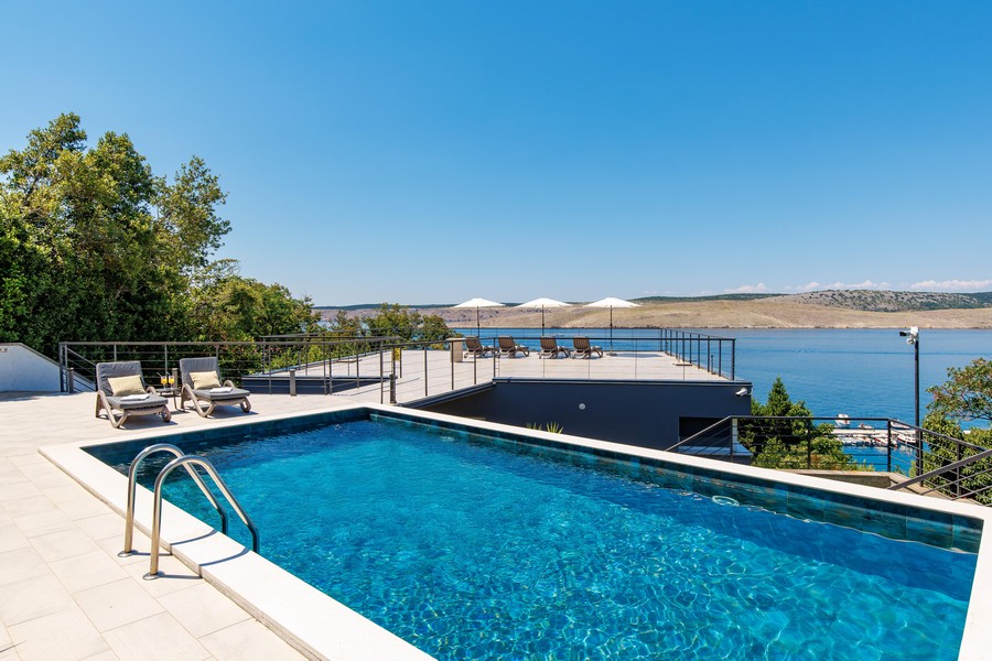 Piscina con lettini e vista mare - villa di lusso H3571