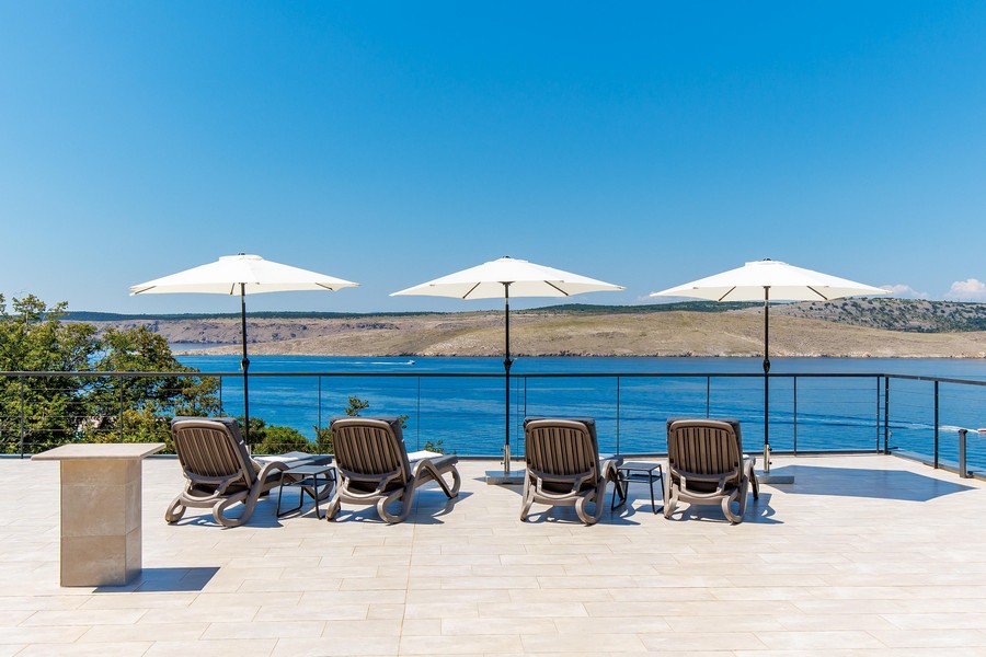 Terrazza sul tetto con ombrelloni e vista sul Quarnaro