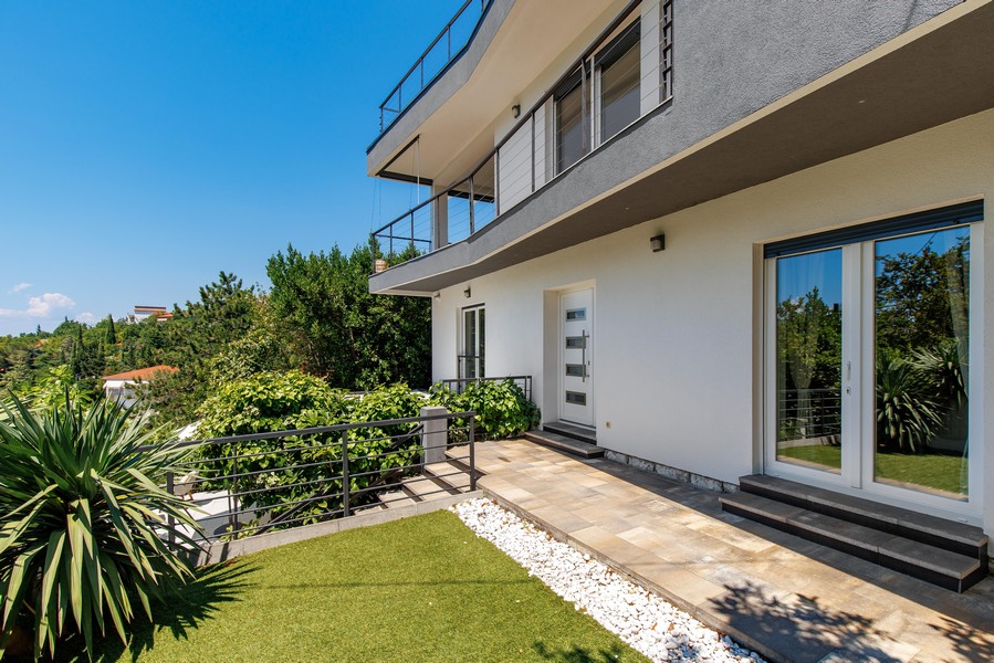 Ingresso della villa con prato e vialetto pavimentato