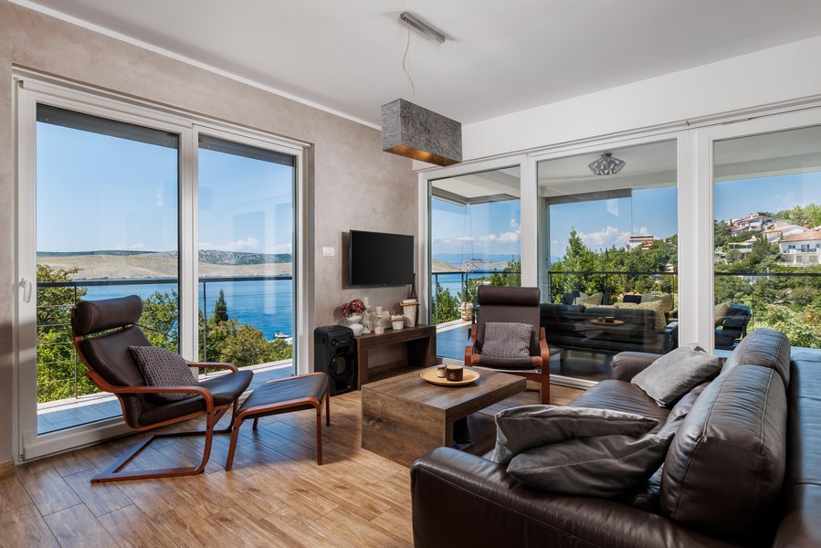Zona giorno con divano in pelle e vista sul mare - villa H3571