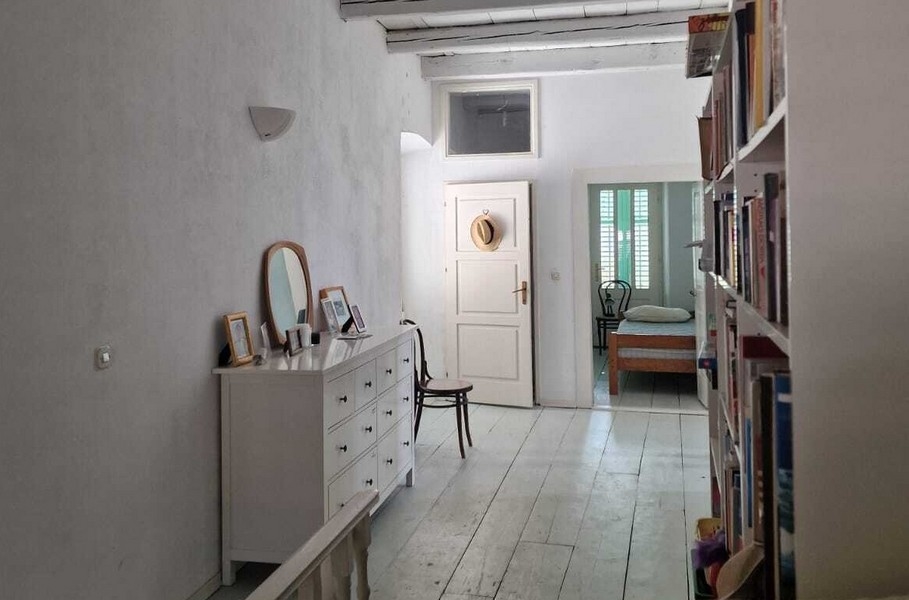 Corridoio con libreria e accesso alla camera da letto