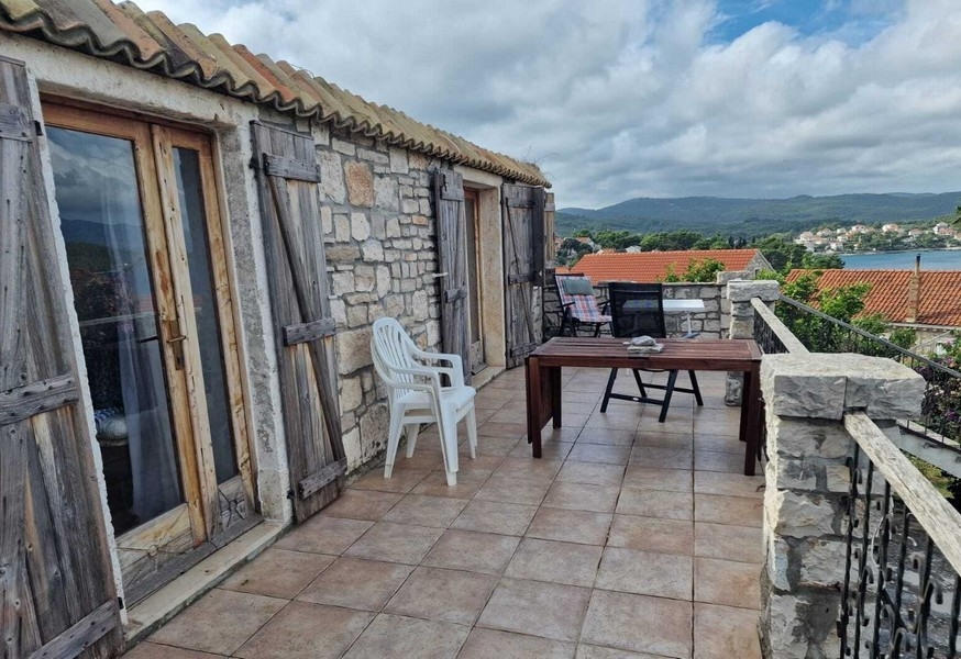 Terrazza in pietra con vista mare