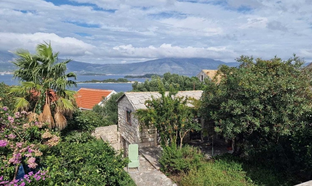 Vista mare e giardino con casa in pietra naturale