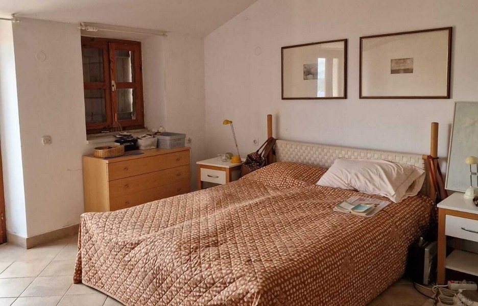 Camera da letto con letto matrimoniale e cassettiera