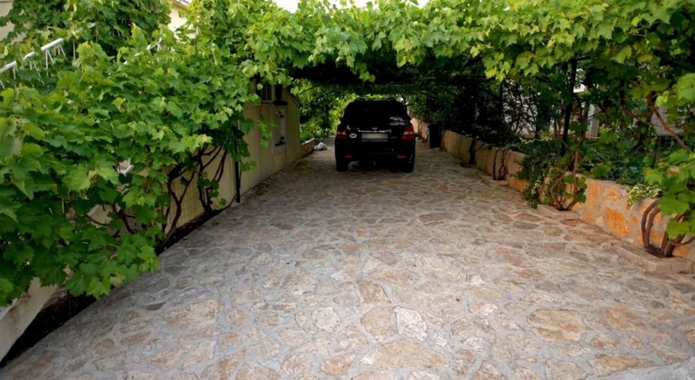 Posto auto coperto con pavimento in pietra naturale