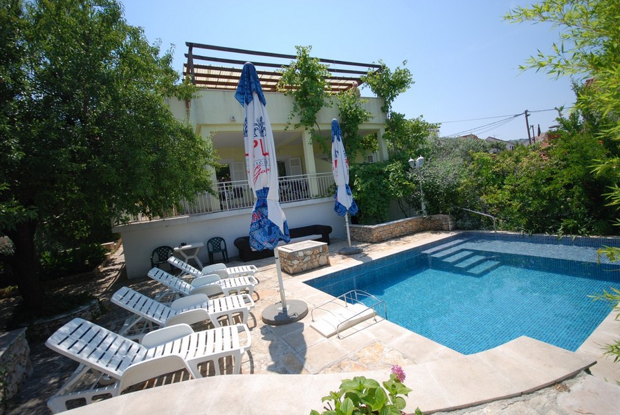 Casa con bella piscina - immobile H3573.