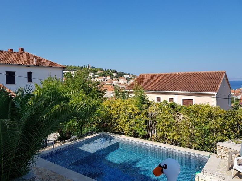 Vista sulla piscina e sul mare con dintorni