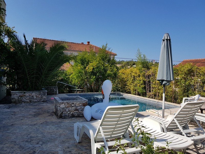 Solarium con piscina e sedie a sdraio