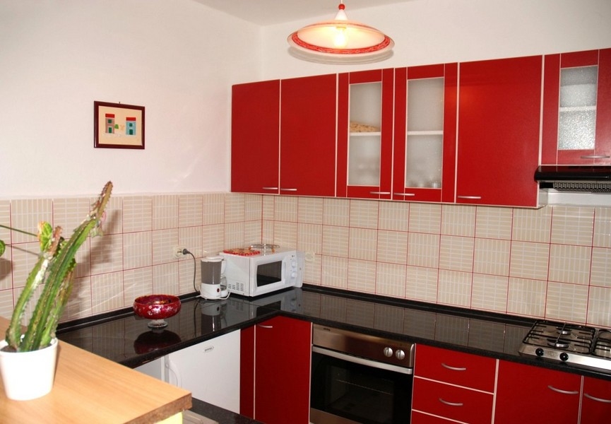 Cucina con armadi a incasso rossi