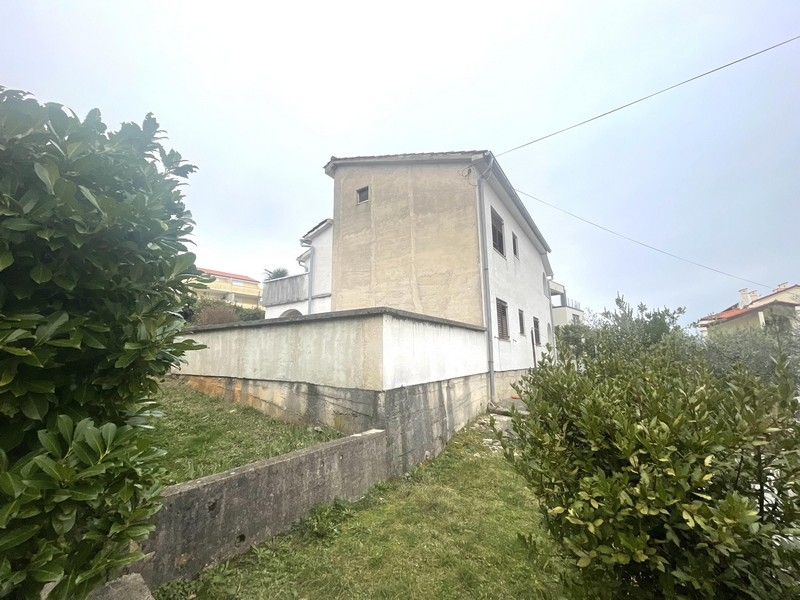 Terreno con vista sul retro della casa