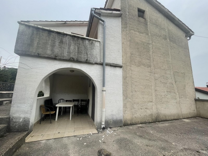 Zona seduta sotto la terrazza coperta