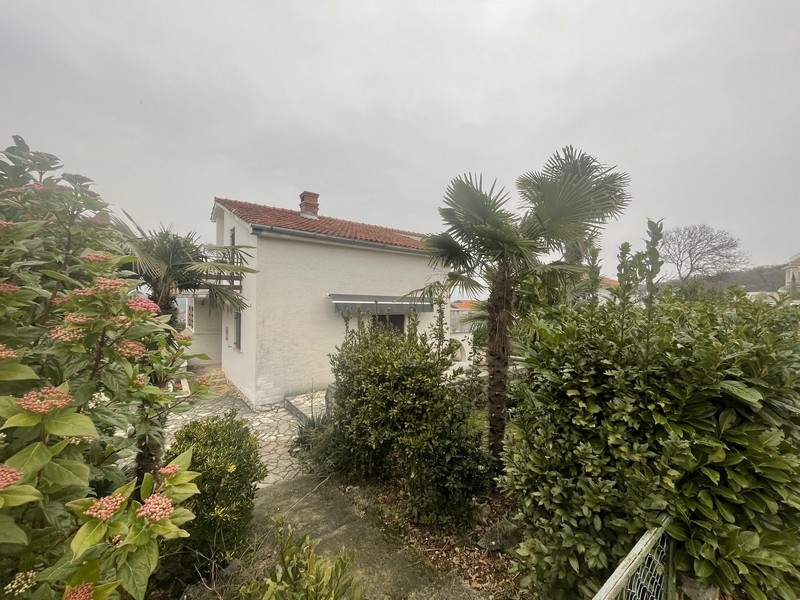 Casa con giardino e palme sull'isola di Krk