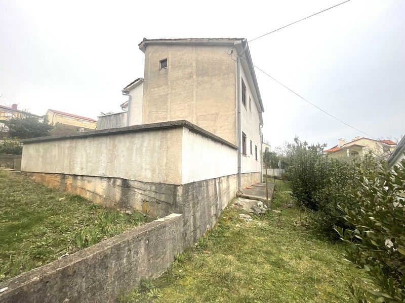 Retro della casa con muro in pietra naturale