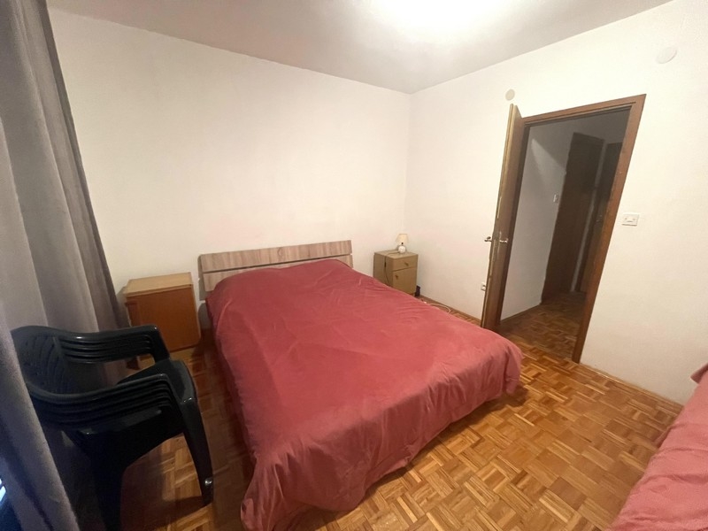 Camera da letto con letto matrimoniale e parquet