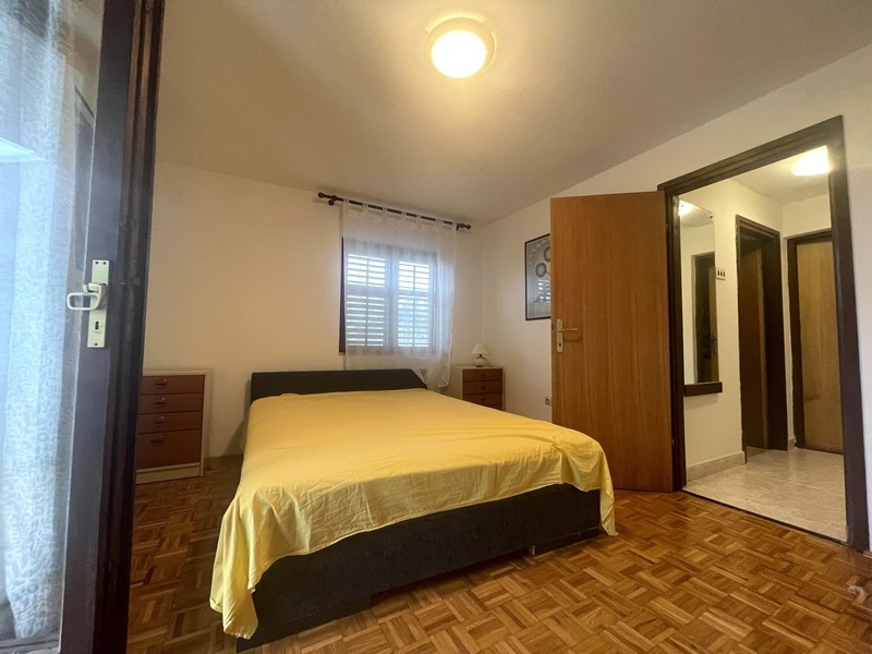 Camera da letto luminosa con accesso alla terrazza
