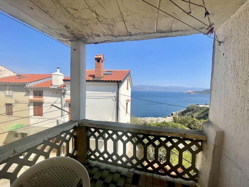 Vista mare dalla terrazza dell'immobile H3580 a Krk nel paese di Vrbnik.