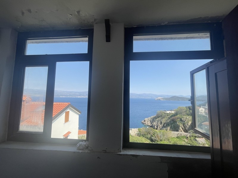 Vista dalla finestra sul mare e sulla costa