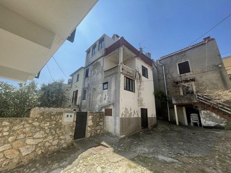 Vista esterna di una casa di città da ristrutturare