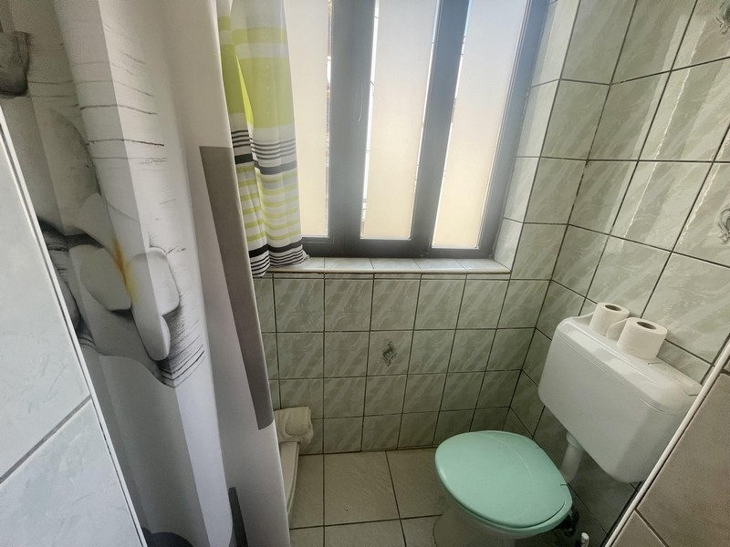 Bagno con doccia, WC e finestra