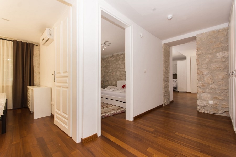 Corridoio con accesso a più camere da letto