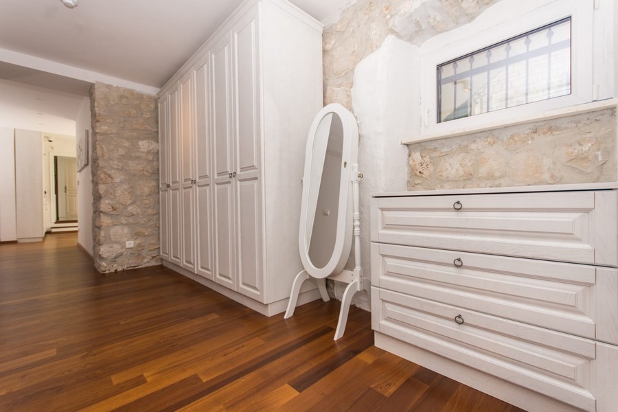 Cabina armadio con armadi a muro e specchio