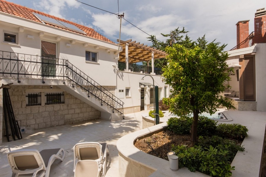 Area esterna dell'immobile H3586 a Okrug Gornji, Croazia.