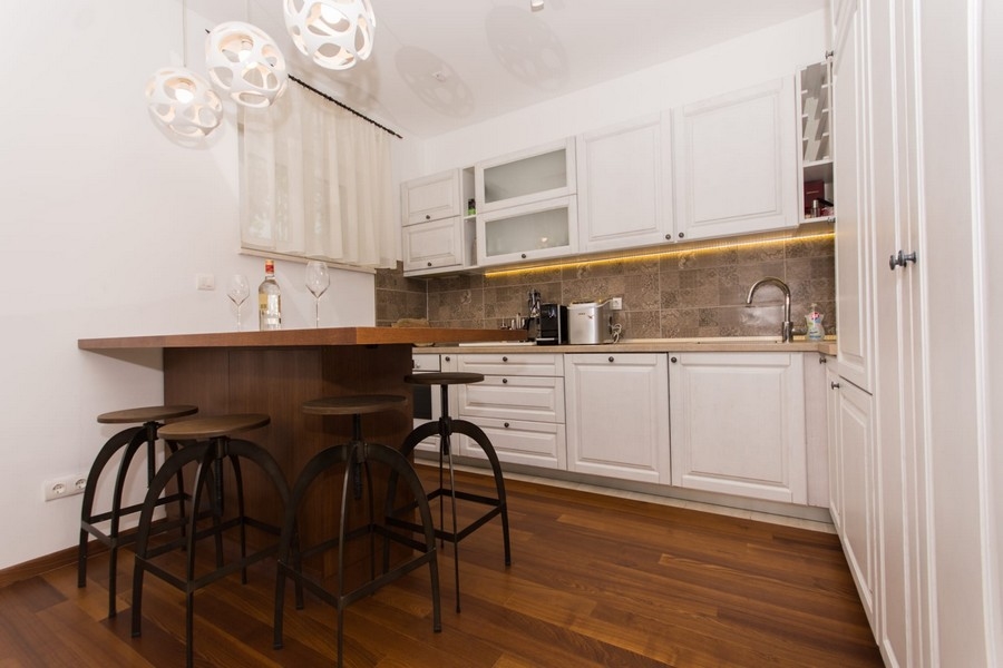 Cucina con bancone e sgabelli