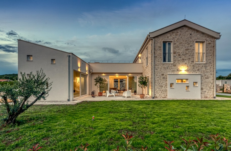 Casa in pietra e intonaco illuminata la sera
