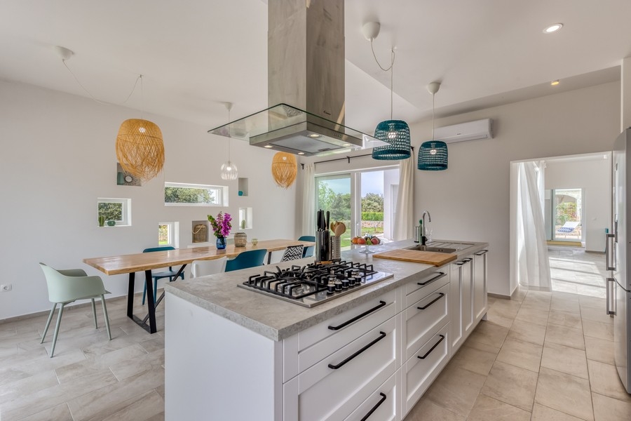 Cucina con isola e zona pranzo