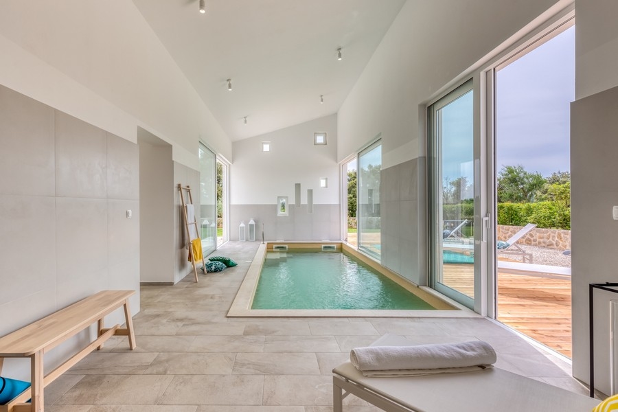 Piscina coperta con grandi porte scorrevoli