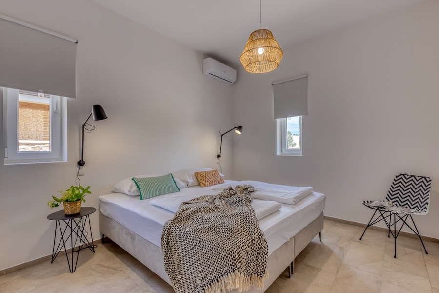 Camera da letto con letto matrimoniale e aria condizionata