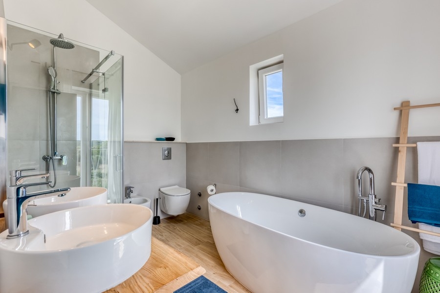 Bagno moderno con vasca freestanding