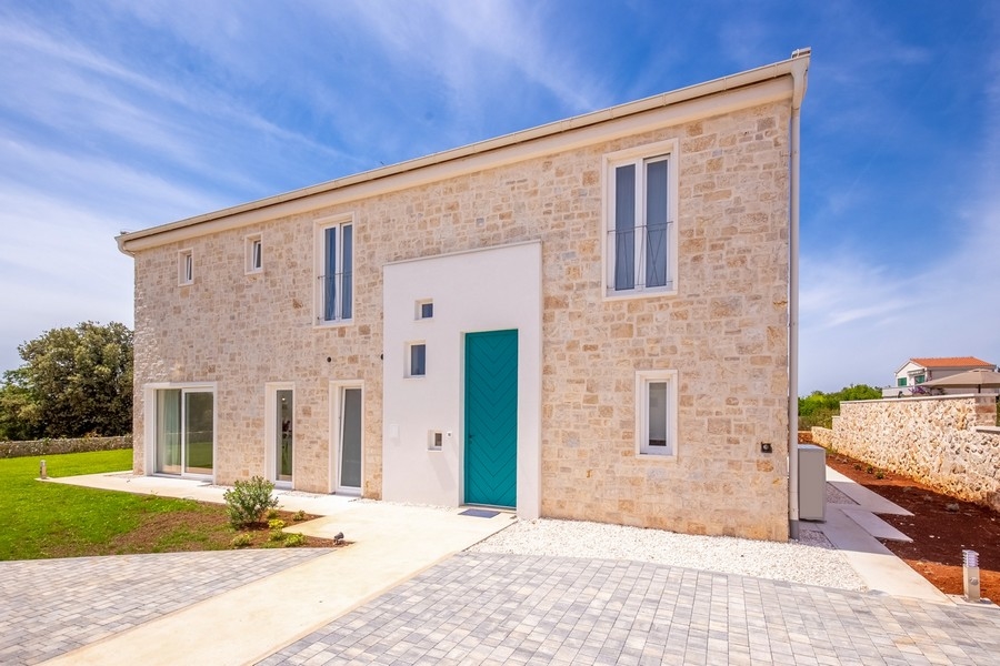 Ingresso della villa con porta d'ingresso marcata