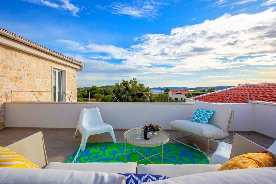 Terrazza al piano superiore con vista mare