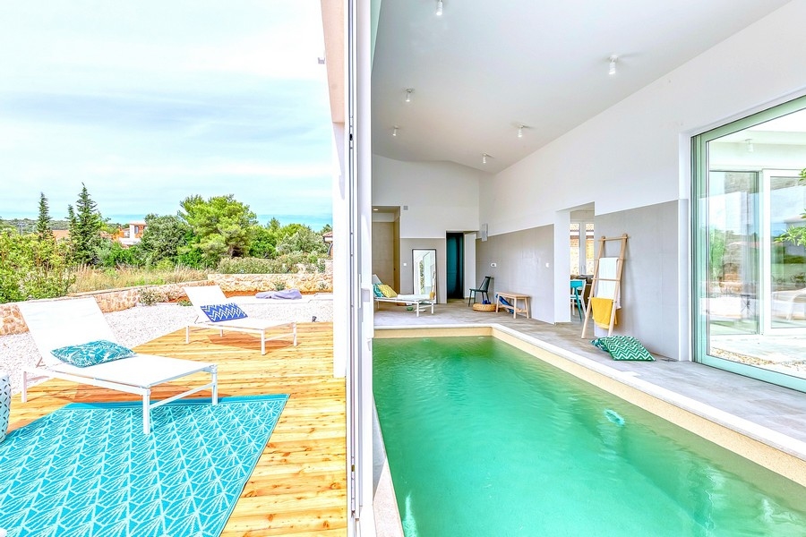Piscina interna con accesso al solarium
