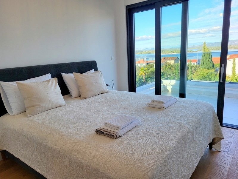 Camera da letto con vista mare e balcone