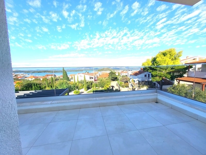 Terrazza vuota con parapetto in vetro e vista sul paese