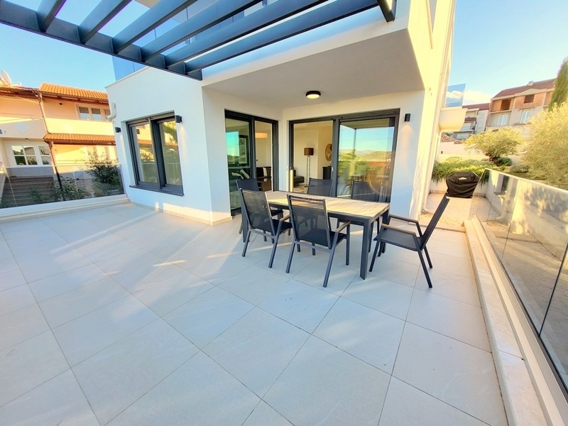 Terrazza moderna con parapetto in vetro