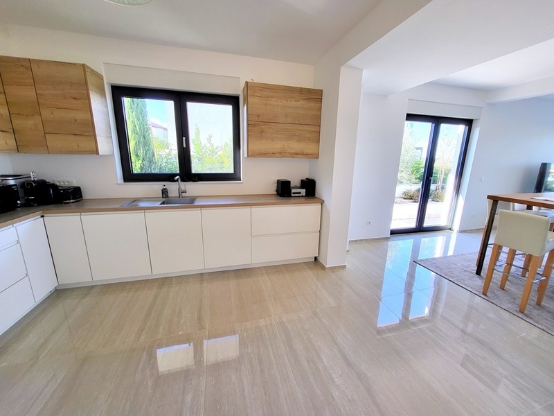 Cucina su misura chiara con elementi in legno
