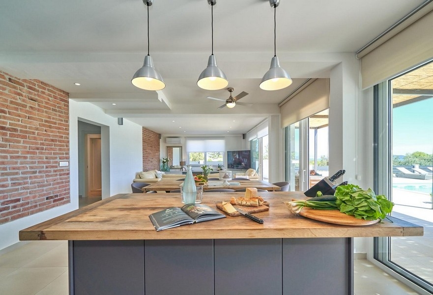 Cucina con vista sul soggiorno