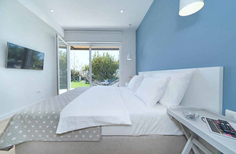 Camera da letto con letto matrimoniale e accesso al giardino