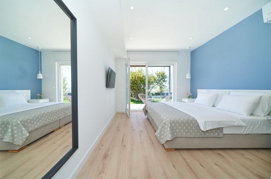 Camera da letto luminosa con specchio e terrazza