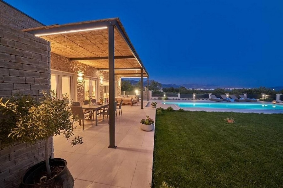 Terrazza coperta con giardino e piscina di notte
