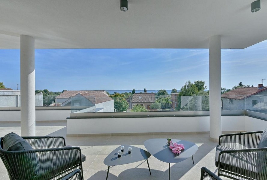 Loggia con colonne e tavolino con fiori