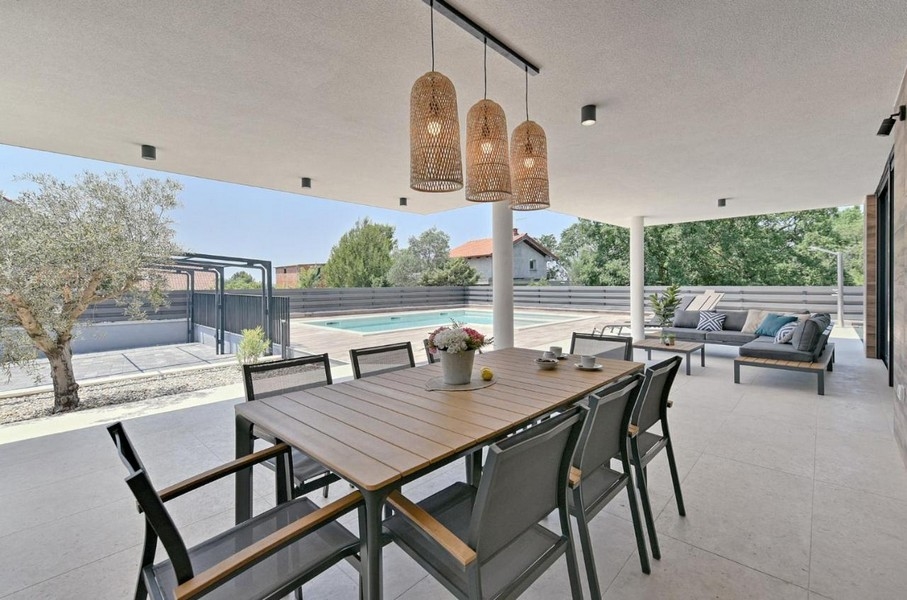 Zona pranzo e vista sulla piscina.