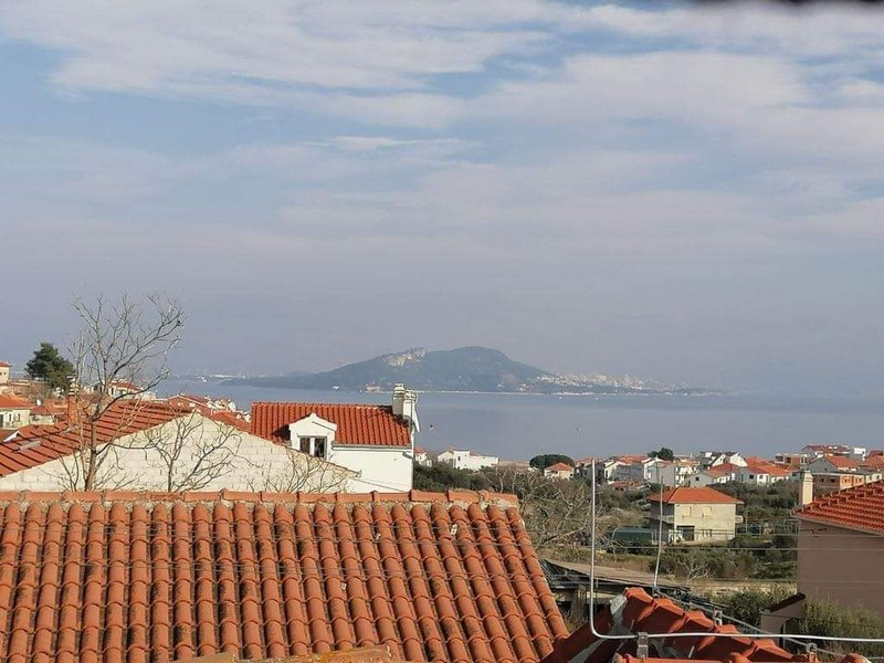 Vista sopra i tetti di tegole sulla baia e sulla penisola