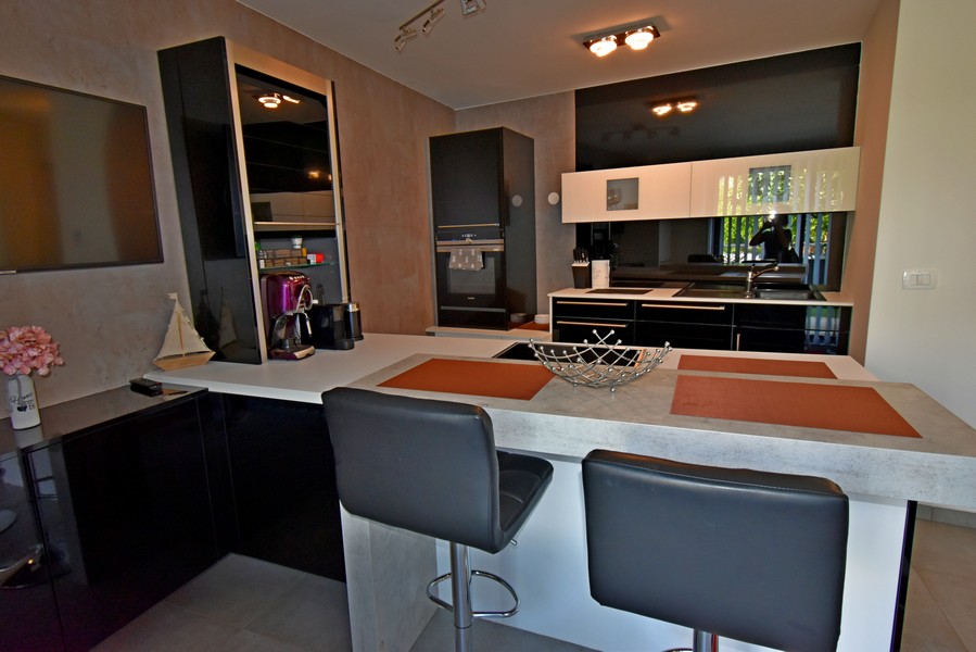 Cucina moderna con isola e sgabelli da bar